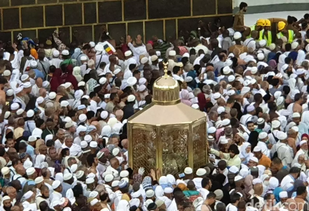 Lafalkan Doa Ini Ketika Thawaf dan Melintasi Maqam Ibrahim Lafalkan Doa Ini Ketika Thawaf dan Melintasi Maqam Ibrahim