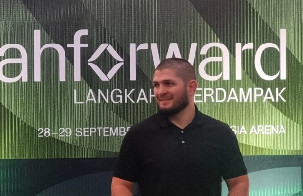 Moment Khabib Nurmagomedov Sapa Fans Indonesia di Arena