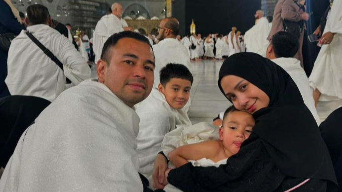 Raffi Ahmad Rangkul Rafathar dan Rayyanza Pada Saat Umroh Bareng JMW (Jana Madinah Wisata)