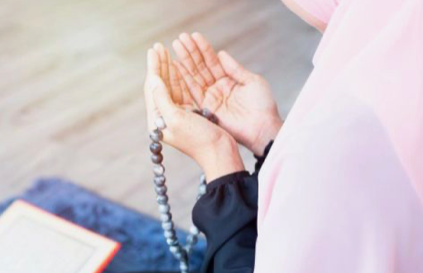 Hukum Wanita Membaca Al-Qur’an di hadapan Para Lelaki yang Bukan Mahram