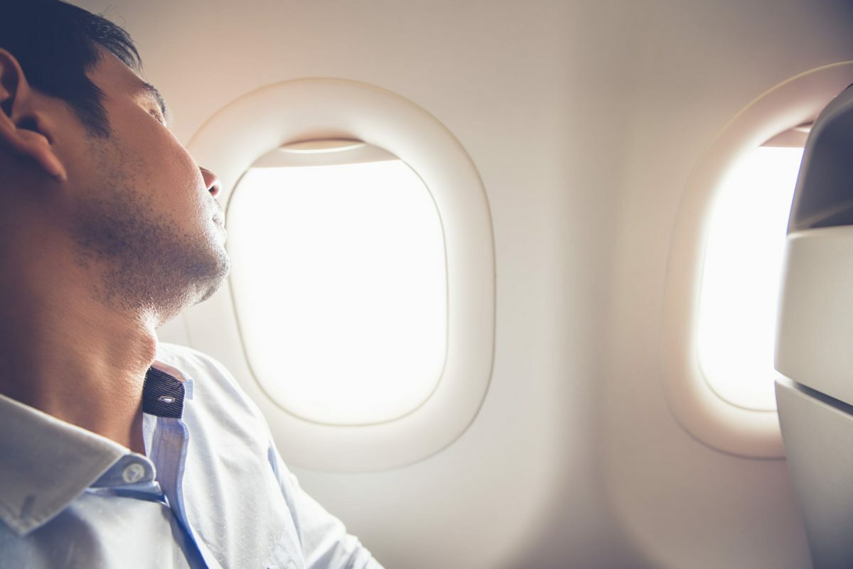 Tips Mengatasi Jet Lag Saat Perjalanan Umroh, Ibadah Jadi Lebih Nyaman!