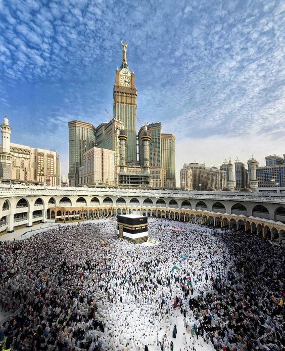 Menandai Tempat Shalat dan Batasan I'tikaf: Panduan Fiqh Spasial di Tanah Suci