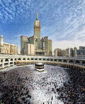Menandai Tempat Shalat dan Batasan I'tikaf: Panduan Fiqh Spasial di Tanah Suci