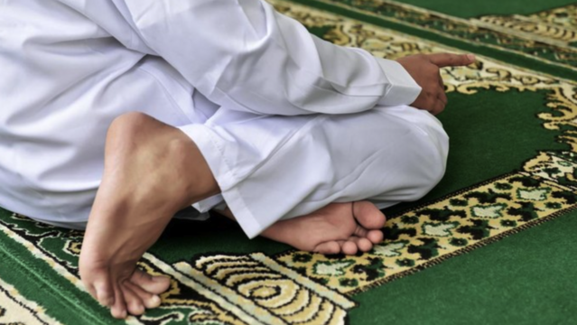 Tahiyat Akhir dalam Sholat: Bacaan, Tata Cara Duduk, dan Doa Sebelum Salam
