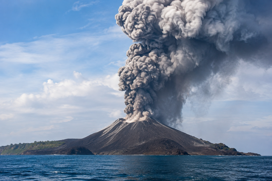 Aktivitas Gunung Anak Krakatau Berdampak pada Penerbangan dan Pariwisata, Traveler Perlu Waspada
