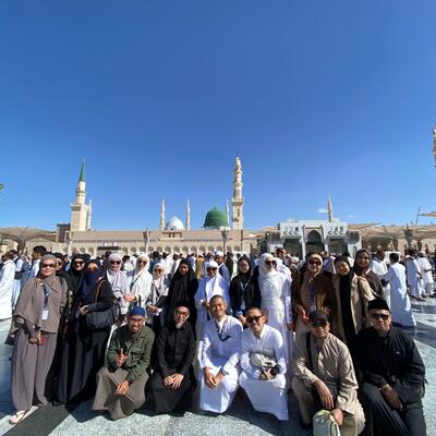 Jamaah Umrah Bahagia Tanpa Jeda di Masjid Quba
