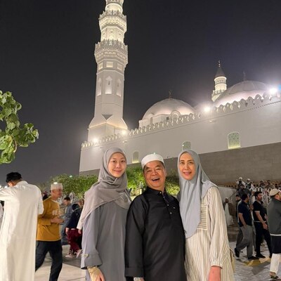 Keluarga Bapak Teguh Setyabudi di Masjid Quba