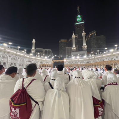Momen Bahagia Jamaah Umroh Hadiyya (Oktober 2025) Menghadap Kakbah