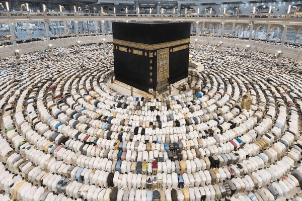 Shalat di Baitullah. Sumber:  bincangsyariah.com