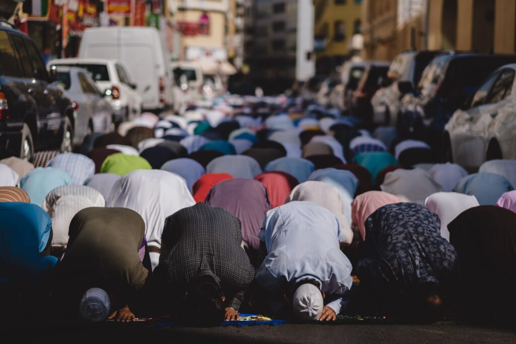 Manusia diciptakan untuk beribadah kepada Allah. Sumber: unsplash.com