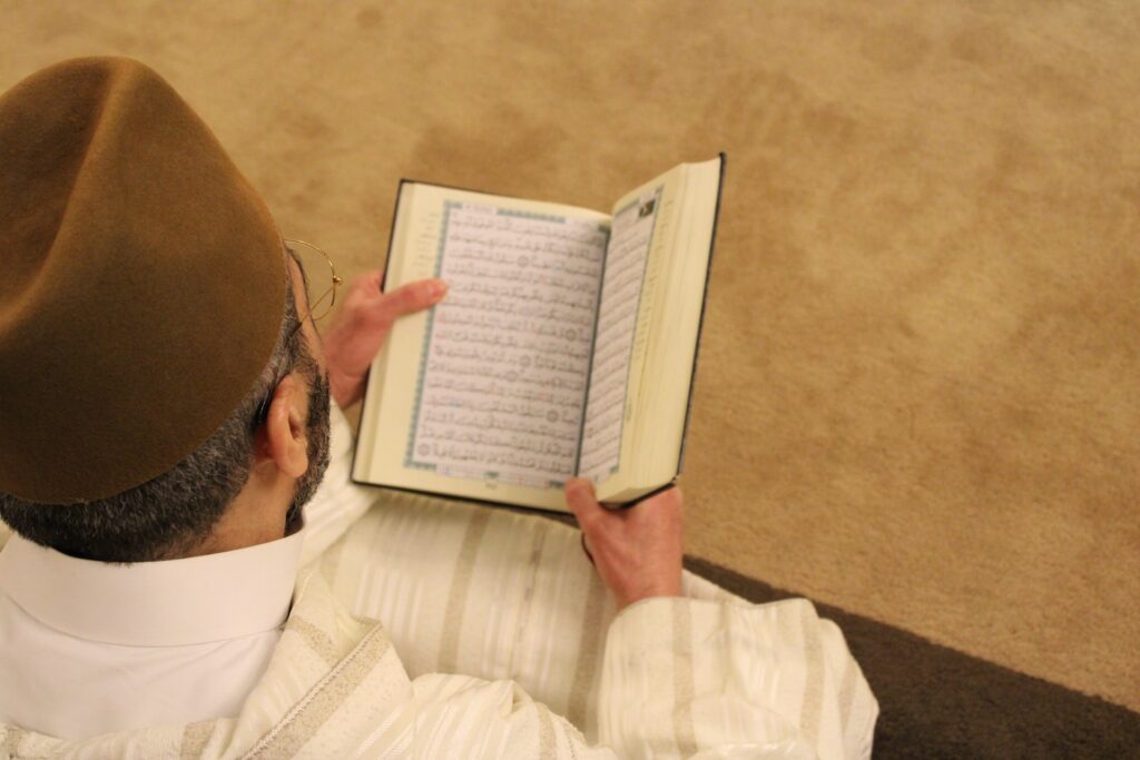Membaca dan mengamalkan isi Al Qur'an. Sumber: unsplash.com