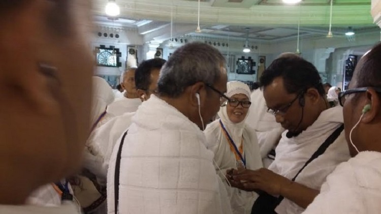 Fitur radio transmitter sangat memudahkan para jemaah, Sumber: makassar.tribunnews.com