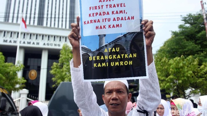 Salah satu korban first travel berdemo di jalanan. Sumber detik.com. bisnis umroh dan haji