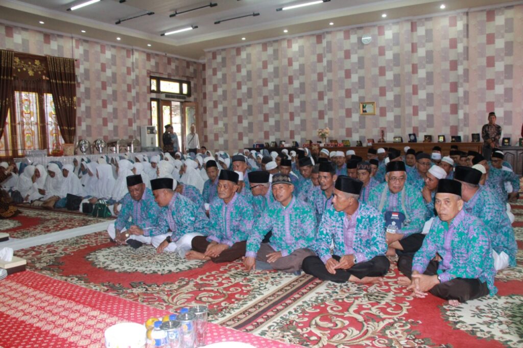 Doa bersama jamaah umroh, sumber tanjabbarkab.go.id