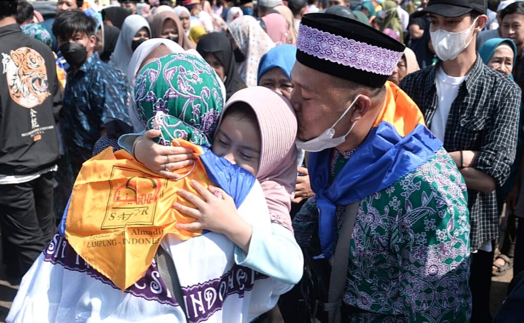 Jamaah umroh pamitan dengan keluarga, sumber disway.id