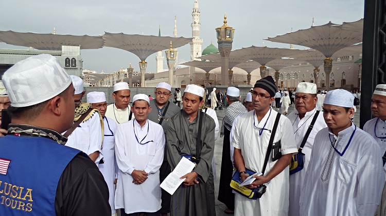 Tugas pembimbing umroh, Sumber: amerazlan.wordpress.com