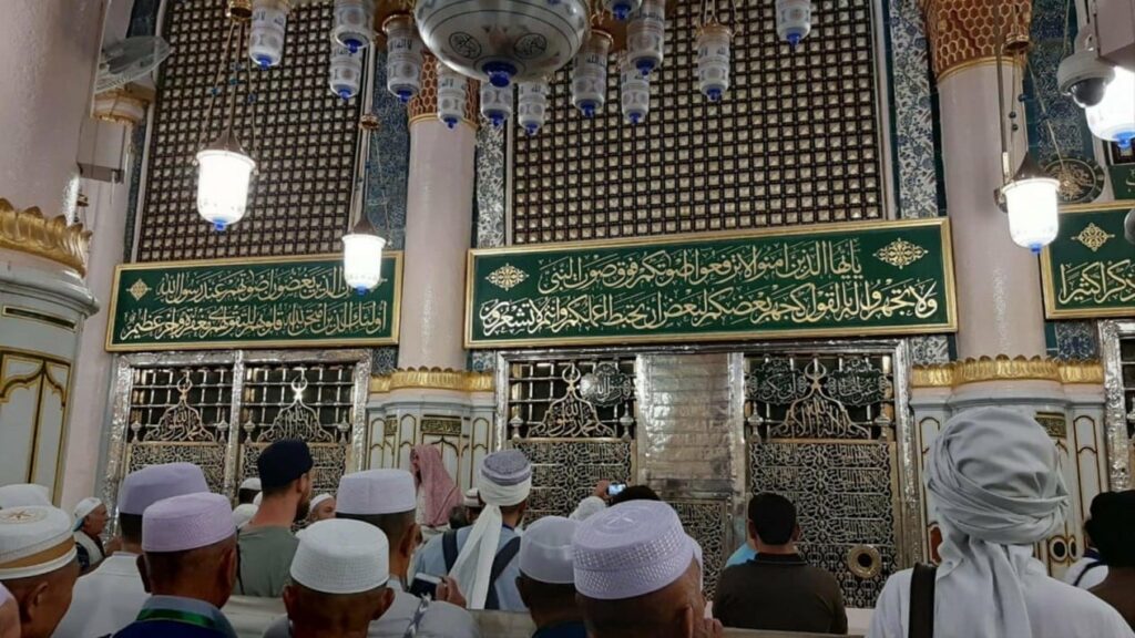 Suasana jamaah saat ziarah ke makam Rasulullah SAW, sumber viva.co.id
