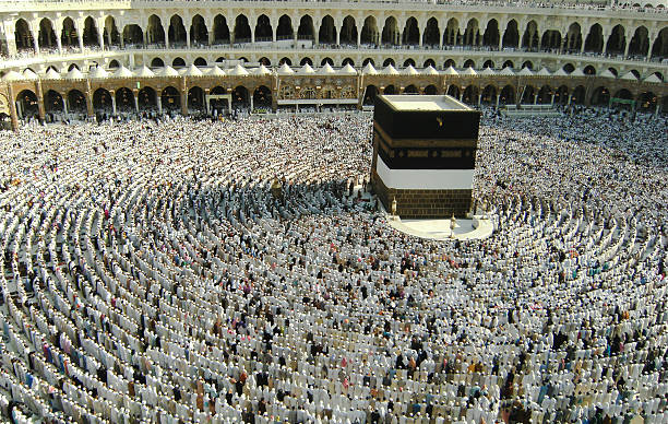 umat Islam beribadah di sekitar ka'bah. sumber: istockphoto.com