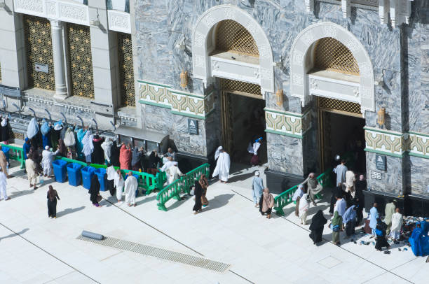 jamaah umroh berada di gerbang Al Haram. sumber; istockphoto.com