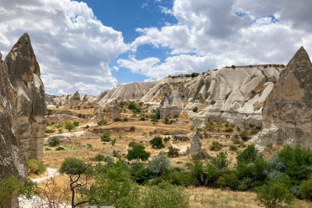 Pigeon Valley, salah satu destinasi wisata menarik di Cappadocia. sumber: theturkeytraveler.com