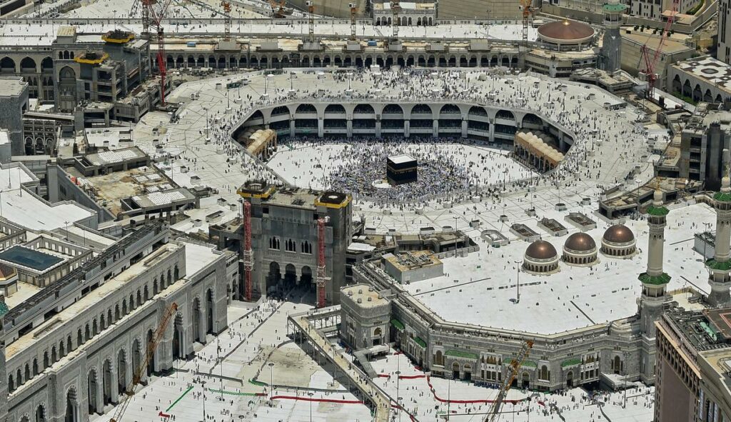 pemandangan Masjidil Haram dilihat dari ketinggian. sumber: kly.akamaized.net