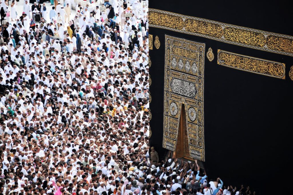 jamaah umroh memadati area ibadah di sekitar Kabah. sumber: images.pexels.com