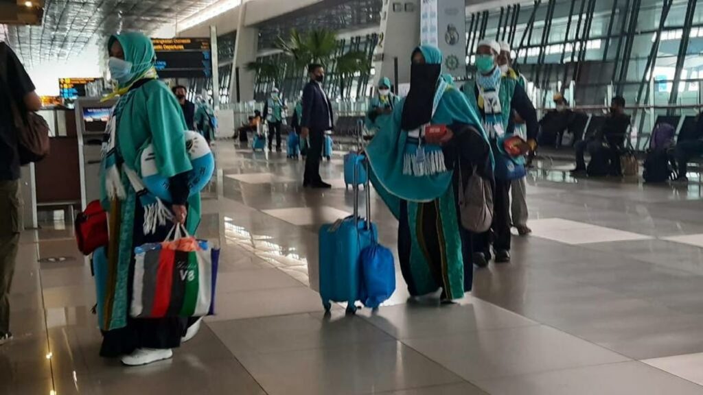 para jamaah bersiap dalam pemberangkatan umroh. sumber: akamaized.net