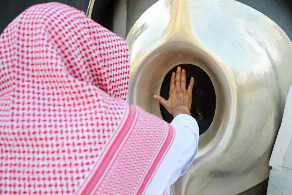 mencium hajar aswad juga termasuk sunnah thawaf. sumber: muslimobsession.com