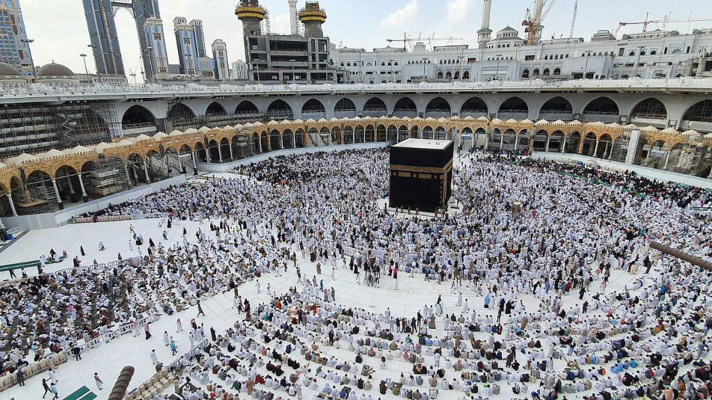 haji, diselenggarakan dengan tata cara khusus. sumber: kemkes.go.id