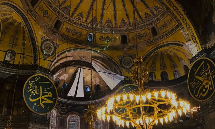 Keadaan di dalam Masjid Hagia Sophia, Sumber: aljazeera.com