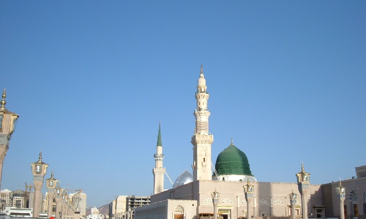 Tampak luar Masjid Nabawi, Sumber: pinterest.com