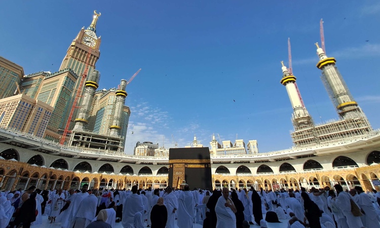 Banyaknya jamaah yang menyebabkan menjamurnya bisnis travel umroh, Sumber: rri.go.id