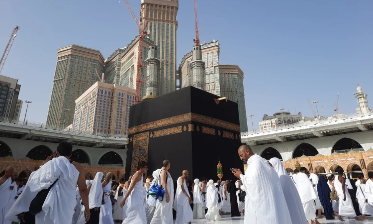 Jamaah yang sedang melakukan ibadah umroh, Sumber: makaremhotels.com
