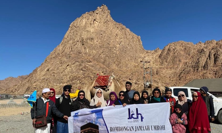Membawa jamaah pergi mengunjungi Jabal Magnet, Sumber; khalifah-wisata.com