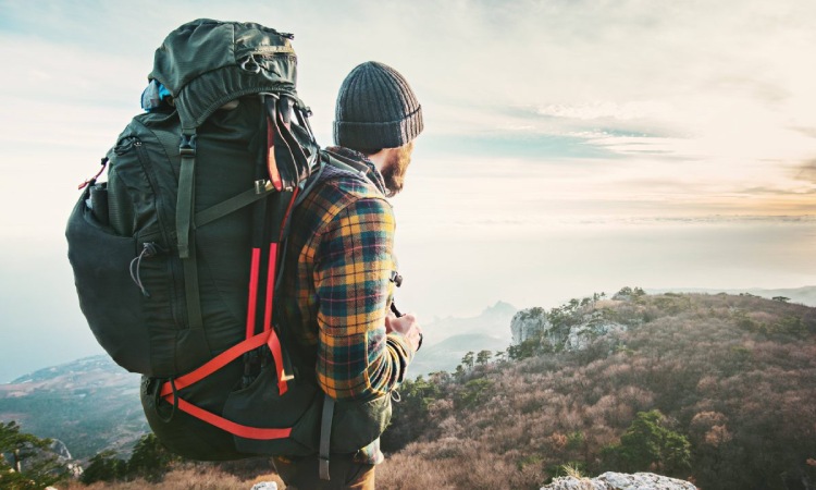 Ilustrasi seorang backpacker, Sumber: touristsecrets.com