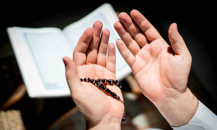 Orang yang berdzikir menyebut nama Allah, Sumber: umroh.com