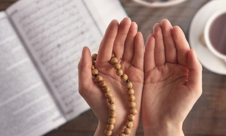 Berdoa untuk orang tua yang telah meninggal, Sumber: detik.com