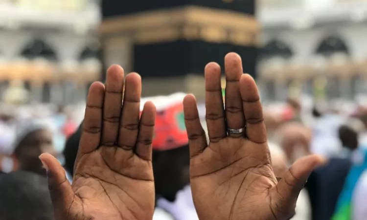 Berdoa agar bisa menunaikan haji, Sumber: ayobandung.com