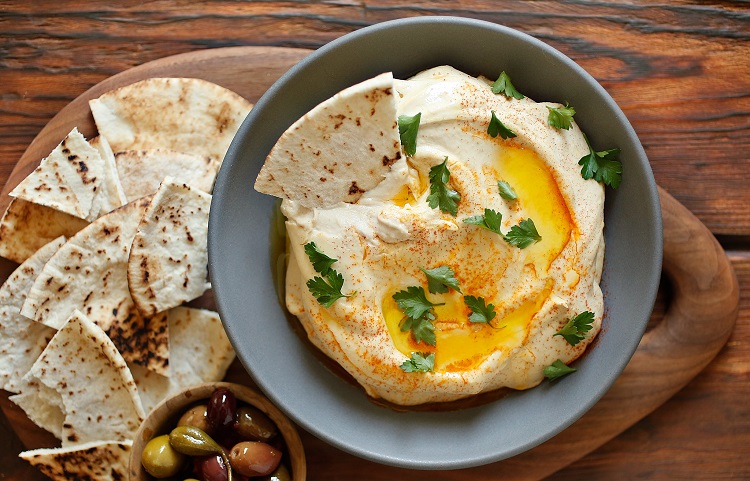 Kenikmatan Hummus sebagai hidangan cocolan pendamping roti, Sumber: cooking.nytimes.com