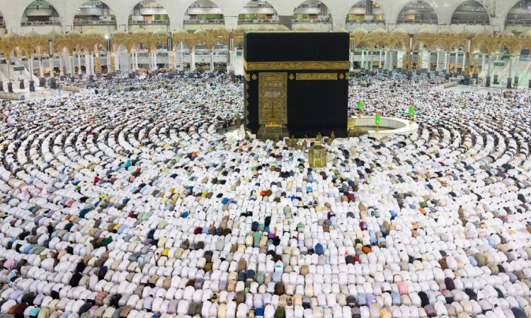 Melaksanakan tarawih di Masjidil Haram, Sumber: islamicity.org