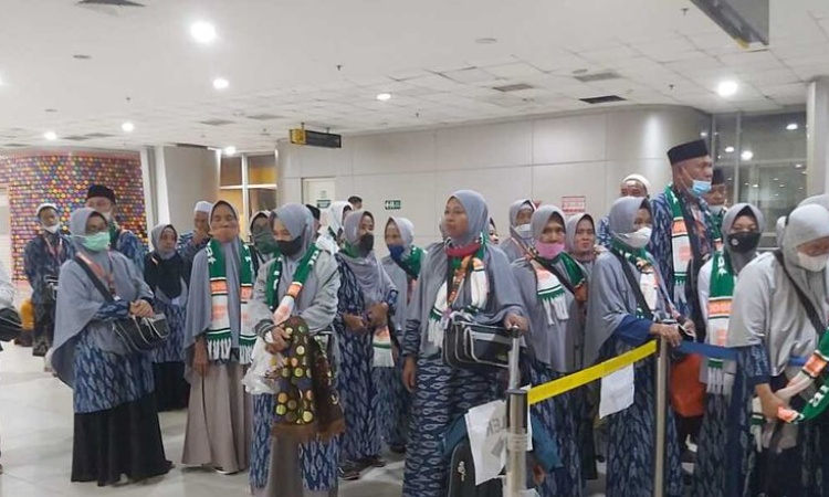 Mengatasi jamaah umroh yang terlantar, Sumber: kompas.com