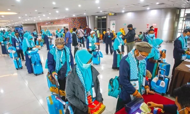 Jamaah berangkat umroh, Sumber: promediateknologi.id