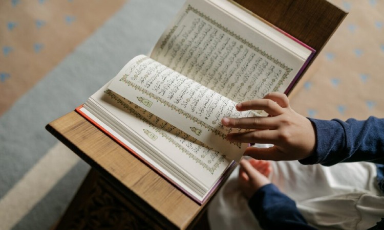 Membaca Al Quran, Sumber: sekolah.mu