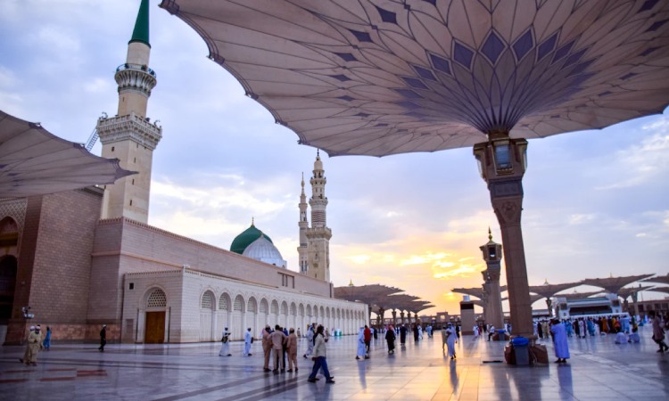 Paket umroh syawal, Sumber: traveloka.com