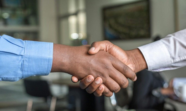 Menjalin kemitraan, Sumber: pexels.com