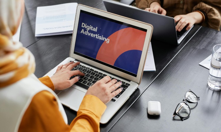 Pilihan iklan berbayar marketing, Sumber: pexels.com