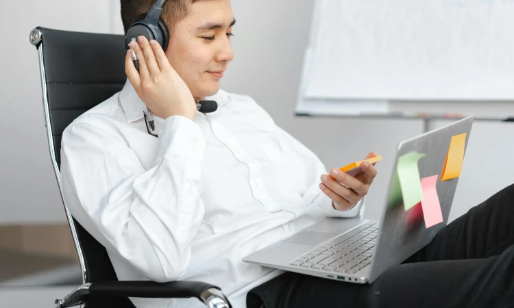 Menggunakan video edukasi, Sumber: pexels.com