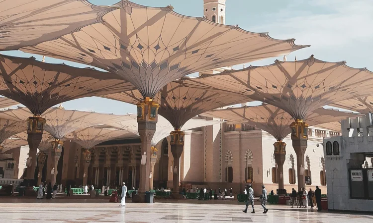 Paket umroh jamaah milenial, Sumber: pexels.com