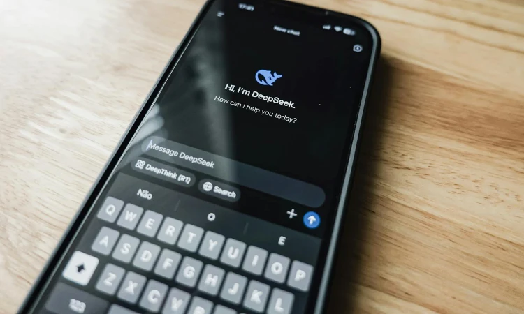 Memanfaatkan aplikasi chatbot, Sumber: pexels.com