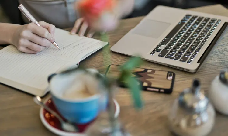 Mencari ide konten edukatif, Sumber: pexels.com
